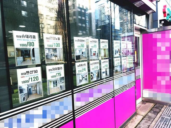 지난달 28일 오후 서울 서대문구 이대역 인근의 한 부동산 중개업소에 월세 가격 안내판이 게시돼 있다. 외국인 유학생 수요 증가와 전세 실종 여파로 서울 대학가에서 고월세 현상이 확산하고 있다. 박호수 기자