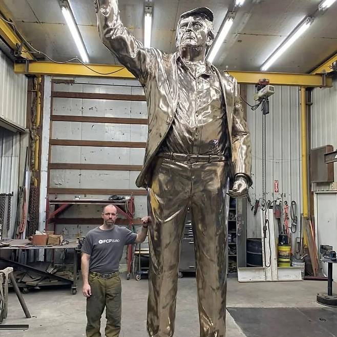 앨런 코트릴이 제작한 트럼프 대통령 동상./앨런 코트릴 인스타그램