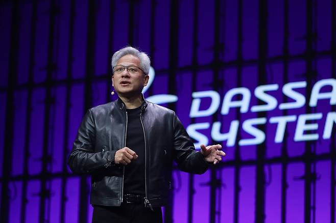젠슨 황 엔비디아 최고경영자(CEO)는 3일(현지시각) 다쏘시스템 연례 최대 행사인 '3D익스피리언스 월드 2026'에 참석해 파스칼 달로즈 다쏘시스템 CEO와 대담을 하고 있다. / 다쏘시스템 출장기자단