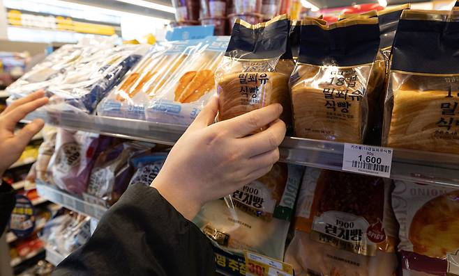 서울 시내의 한 편의점에 간편식 등이 진열돼 있다. 사진은 기사 내용과 무관. /뉴스1