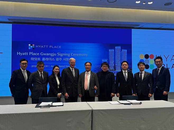 4일 오전 9시 서울 안다즈호텔 지하2층에서 열린 SJG와 하얏트의 하얏트 플레이스 광주 서명식을 마친 뒤 데이비드 유델(David Udell) 하얏트 아시아태평양그룹 회장(사진 왼쪽 네 번째)과 윤민하 라페스타 회장(왼쪽 다섯 번째)을 비롯한 관계자들이 기념 촬영하고 있다. /박지윤기자
