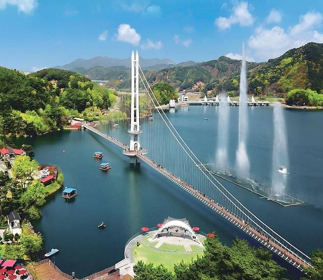 예당호 출렁다리 전경.사진=에산군 제공