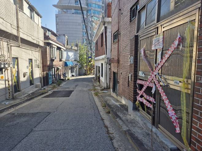 지난 2024년 11월 이주를 마친 '한남3구역' 주택가 전경. 현재는 철거가 진행되고 있어 출입구가 폐쇄돼있다. 사진=전민경 기자