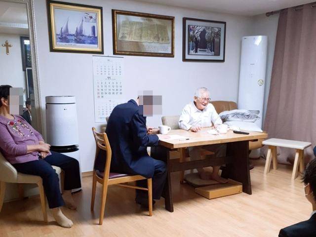 신천지예수교 증거장막성전(신천지) 이만희(오른쪽) 총회장이 2020년 11월 보석으로 석방된 후 경기 의왕 자택에서 김모(가운데) 변호사와 이야기를 나누고 있다. 독자 제공