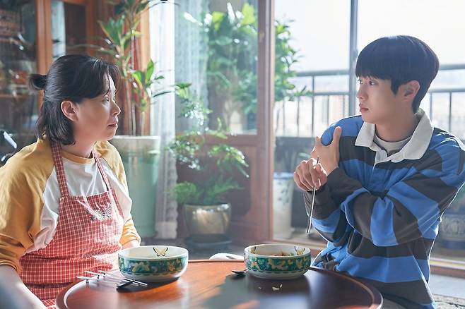 영화 '넘버원'의 하민(최우식, 오른쪽)은 엄마 은실(장혜진)이 만들어준 음식을 먹을 때마다 자신에게만 보이는 숫자가 줄어들고, 숫자가 0이 되면 엄마가 죽는다는 사실을 알게 된다. 사진 바이포엠스튜디오