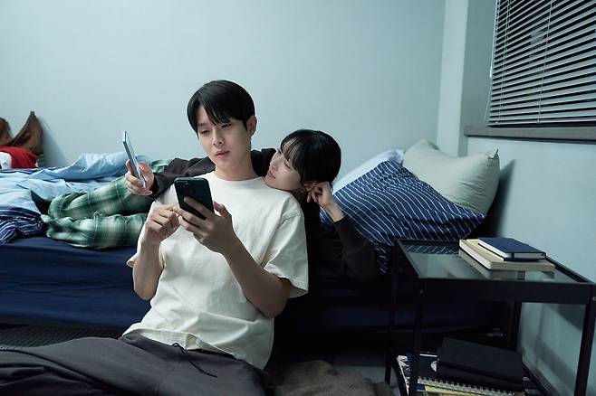 영화 '넘버원'의 하민(최우식)은 엄마가 만들어준 음식을 먹을 때마다 자신에게만 보이는 숫자가 줄어들고, 숫자가 0이 되면 엄마가 죽는다는 사실을 알게 된다. 사진 바이포엠스튜디오