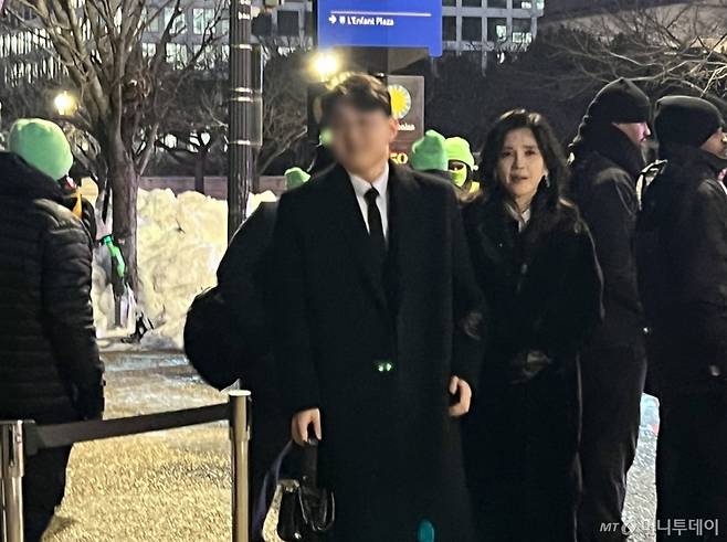 이부진 호텔신라 사장이 아들과 함께 지난달 28일(현지 시간) 미국 워싱턴DC 스미스소니언 국립아시아미술관에서 열린 '이건희 컬렉션 전시 기념 갈라 행사'에 참석하고 있다. /사진=뉴시스