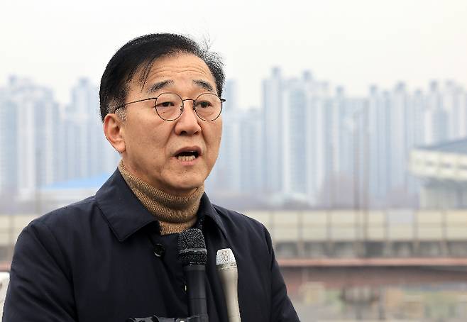 김윤덕 국토교통부 장관이 4일 서울 강남구 삼성동 주택 사업지를 둘러보고 기자들의 질문에 답변하고 있다. 연합뉴스