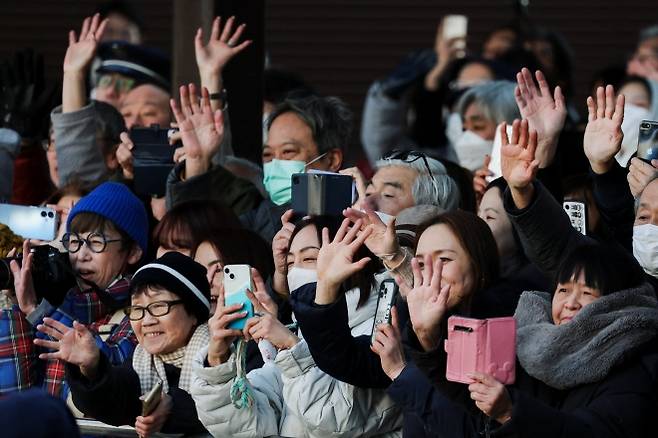 일본 유권자들이 3일 오전 사이타마현 구키역 광장에서 다카이치 사나에 총리의 후보 지원 유세를 휴대전화로 촬영하고 있다. 사이타마 로이터 연합뉴스