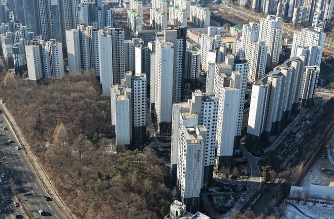정부, 신규 부동산 공급 대책 공개 - 정부는 29일 9·7 공급대책의 후속 조치인 ‘도심 주택공급 확대 및 신속화 방안’을 공개했다. 방안에 따르면 정부는 서울과 수도권 도심의 공공부지와 유휴부지를 적극 활용해 총 6만호를 공급할 계획이다. 사진은 이날 경기도 과천시 과천역 인근 아파트의 모습. 2026.1.29 연합뉴스