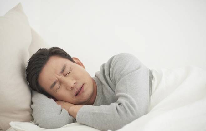수면 부족과 생활 피로는 노화를 앞당기는 대표적인 요인으로 꼽힌다. 충분한 휴식과 수면 관리가 건강수명 유지에 중요하다는 지적이다. 아이클릭아트