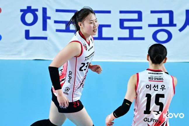 정관장 신인 박여름(왼쪽)이 3일 김천실내체육관에서 열린 진에어 2025~2026 V리그 정규리그 5라운드 한국도로공사와 방문경기에서 득점 후 기뻐하고 있다. /사진=한국배구연맹 제공