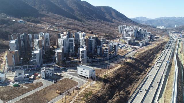 국토교통부가 지난달 28일 자로 사송신도시 2단계 부지가 준공됨에 따라 입주민들의 불만도 상당수 해소될 것으로 보인다. 양산시 제공