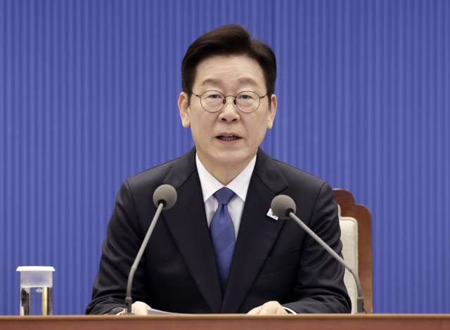 이재명 대통령이 5일 청와대 여민관에서 열린 수석보좌관회의에서 발언하고 있다. 연합뉴스