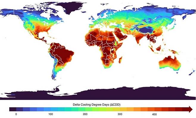 ▲지구온난화로 산업화 이후 지구 평균기온이 1.0°C가 상승한 상황(2006-2016년)와 2.0°C 상승한 미래 수준 사이의 냉방도일(CDD) 지구적 변화. ΔCDD는 격자별 연평균 CDD의 증가/감소 변화를 나타낸다. (자료=Nature Sustainability, 2026)