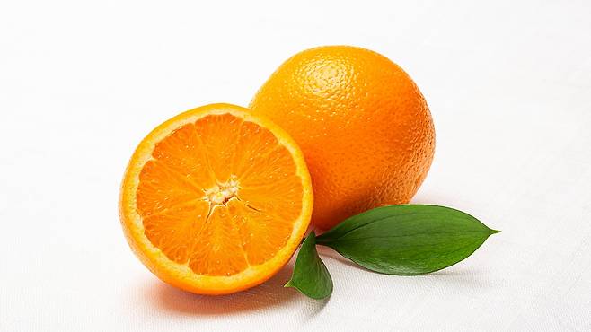 오렌지는 비타민 C 함량이 높은 대표적인 과일이다|출처: 클립아트코리아