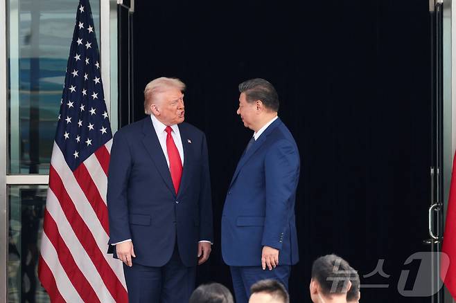 2025년 10월 30일 부산 김해공항 나래마루에서 약 1시간 40분 동안 회담한 도널드 트럼프 미국 대통령과 시진핑 중국 국가주석이 회담장을 떠나기 전 이야기를 나누고 있다. 2025.10.30 ⓒ 로이터=뉴스1 ⓒ News1 최종일 선임기자