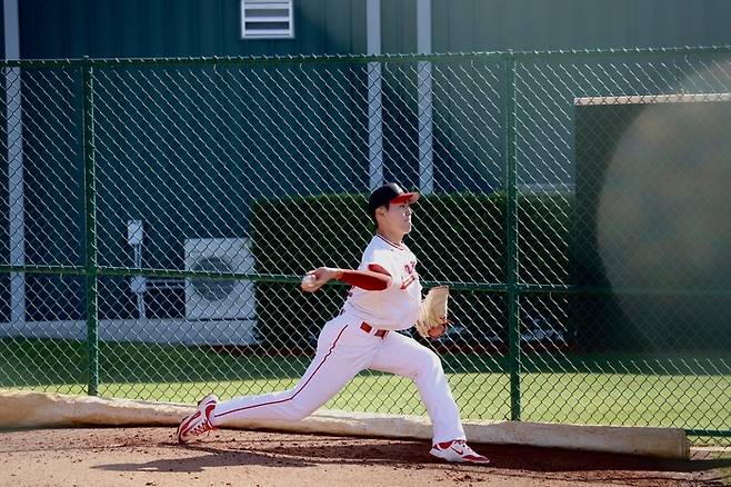 SSG 윤태현이 미국 플로리다 스프링캠프에서 불펜 피칭을 하고 있다. 사진 | SSG 랜더스