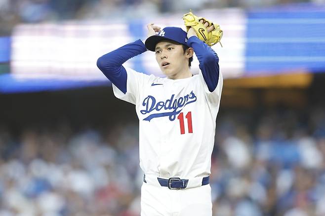 LA 다저스 사사키 로키가 9일(현지시간) 미국 캘리포니아주 로스앤젤레스에서 열린 2025 메이저리그(ML) 필라델피아와 내셔널리그 디비전시리즈(NLDS) 4차전에서 9회에 집중하고 있다. 사진 | AFP연합뉴스