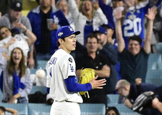 다저스 사사키 로키가 1일(현지시간) 미국 캘리포니아주 로스앤젤레스 다저스타디움에서 열린 2025 ML 신시내티와 NLWC에서 승리를 거둔 뒤의 모습. 사진 | AFP연합뉴스