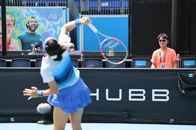 2026 호주오픈 14세부 임예린의 경기를 지켜보고 있는 우충효 코치