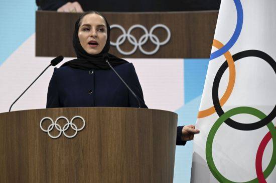 이란 여자 배드민턴 선수 출신인 소라야 아게히하지아가 IOC 총회에서 여성 위원으로 선출된 뒤 소감을 말하고 있다. 밀라노=AP연합뉴스