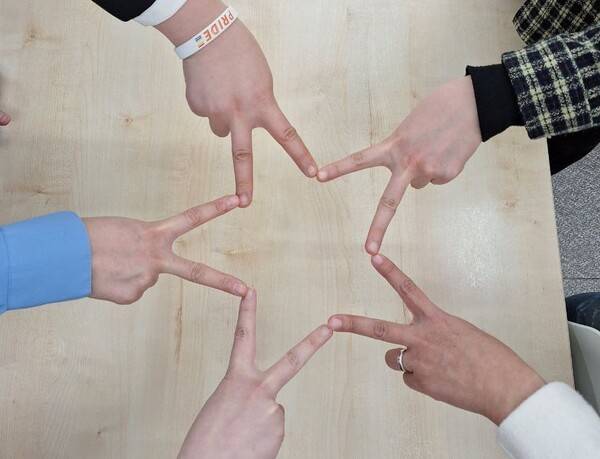 지난 3일 저녁 서울 종로구의 한 스터디룸에서 한겨레와 인터뷰한 한국여성퀴어법조회(큐워크) 5명이 손으로 별 모양을 만들었다. 김효실 기자 trans@hani.co.kr