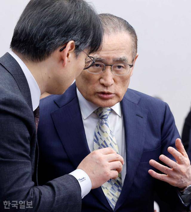 위성락(오른쪽) 청와대 국가안보실장이 5일 청와대 여민관에서 이재명 대통령 주재로 열린 수석보좌관회의에서 안보실 관계자와 대화하고 있다. 왕태석 선임기자