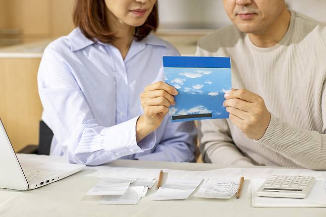 상대를 ‘돈을 아끼는 사람’으로 인식할수록 관계 만족도와 재정적 안정감이 모두 높아진다는 연구 결과가 나왔다./사진=클립아트코리아