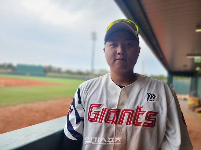 한동희가 2일 대만 타이난에서 진행 중인 롯데 자이언츠 1차 스프링캠프 오전 훈련을 마친 뒤 취재진과 인터뷰를 하고 있다. 타이난(대만)=안희수 기자