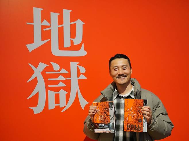 웹툰 '송곳'과 '지옥'으로 유명한 최규석 작가가 지난달 30일 일본 신주쿠 주일 한국문화원에서 열린 '2026 K웹툰 전시'를 찾았다. 사진 한국콘텐츠진흥원