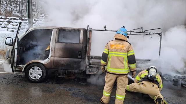 ▲ 5일 오전 8시 41분쯤 평창군 봉평면의 도로에서 봉고차가 불에 타 소방당국이 진화했다. 강원소방본부 제공