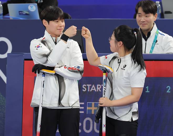 컬링 믹스더블 국가대표 김선영과 정영석이 5일(한국시간) 이탈리아 코르티나담페초 컬링 올림픽 스타디움에서 열린 밀라노·코르티나 동계올림픽 스웨덴과의 라운드로빈 경기 시작 전 주먹을 맞대고 있다.