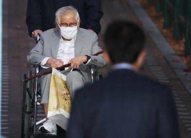 감염병예방법 위반 등의 혐의로 구속기소된 신천지 교주 이만희씨가 2020년 11월 12일 오후 경기도 수원시 팔달구 수원구치소에서 보석으로 석방되고 있다. 연합뉴스