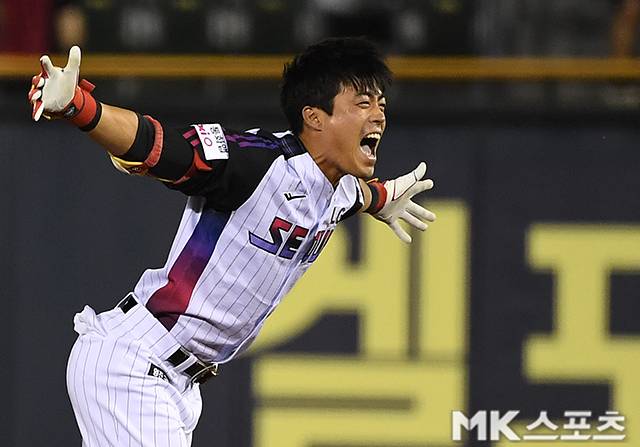2025년 8월 8일 오후 서울 잠실야구장에서 ‘2025 KBO리그’ 한화 이글스와 LG 트윈스의 경기가 열렸다. 이날 경기는 LG가 2-1로 승리했다. 10회말 1사 만루에서 LG 천성호가 끝내기 적시타를 때린 뒤 기뻐하고 있다. 사진=천정환 기자