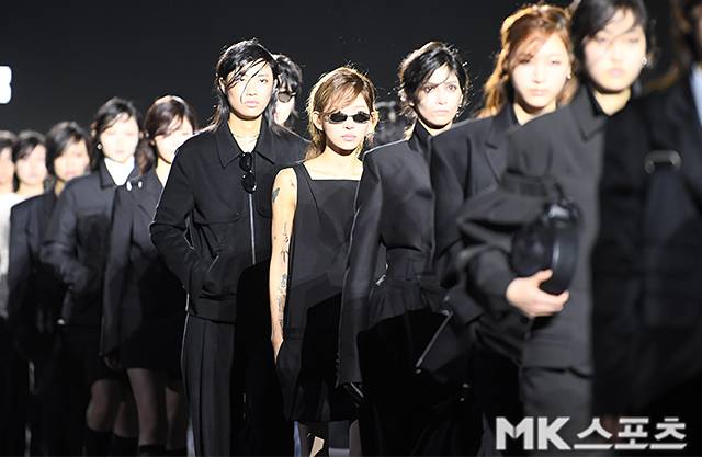 인플루언서 최준희가 수많은 전문 쇼모델들 사이에서 당당한 워킹으로 시선을 사로잡았다. / 사진 = 천정환 기자