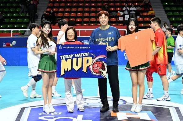 사진 역대 1호 2,000세이브 달성하며 경기 MVP에 선정된 인천도시공사 이창우 골키퍼