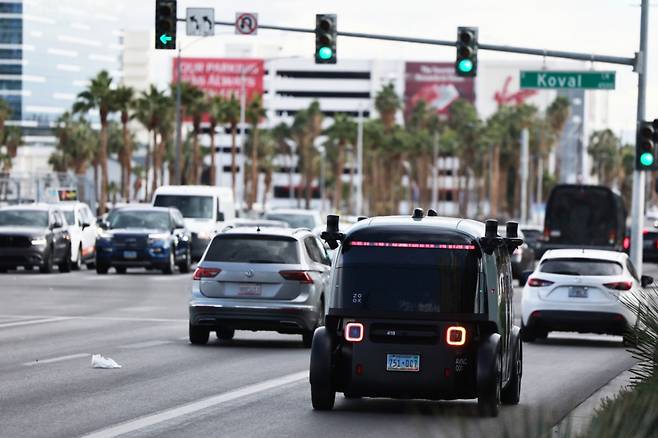 세계 최대 IT(정보기술)·가전 전시회 'CES 2026' 개막을 이틀 앞둔 지난달 4일(현지시간) 미국 네바다주 라스베이거스 거리에 아마존의 로보택시 '죽스(ZOOX)'가 도로를 주행하고 있는 모습./사진=뉴스1.