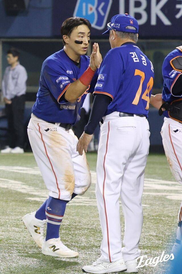 한화 이글스 손아섭이 김경문 감독과 하이파이브를 하고 있다./한화 이글스