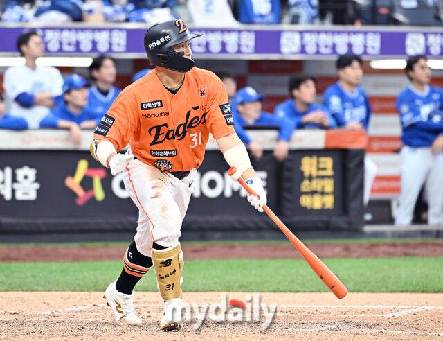 18일 오후 대전광역시 중구 대전 한화생명볼파크에서 진행된 '2025 프로야구 KBO리그 포스트시즌' 플레이오프(PO) 1차전 한화이글스와 삼성라이온즈의 경기. 한화 손아섭이 6회말 무사 2루서 1타점 적시타를 터뜨리고 있다./마이데일리