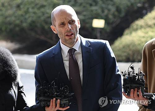 입장 밝히는 로저스 쿠팡 한국 임시 대표 (서울=연합뉴스) 윤동진 기자 = 쿠팡의 대규모 개인정보 유출 사태에 대해 '셀프 조사'로 증거를 인멸한 혐의를 받는 해롤드 로저스 쿠팡 한국 임시 대표가 피의자 신분으로 조사를 받기 위해 지난달 30일 서울경찰청으로 출석하며 입장을 밝히고 있다. 2026.1.30 mon@yna.co.kr