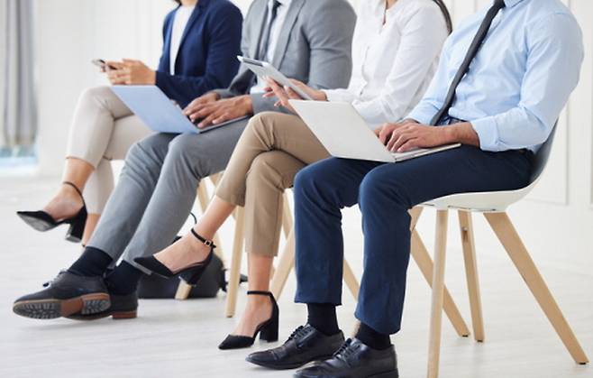 대한민국 성인들이 깨어있는 시간의 60% 이상을 보내는 ‘의자 위’는 이제 건강의 사각지대가 됐다. 연합뉴스