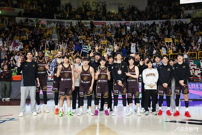 LG 선수들이 3일 창원체육관에서 열린 KT전을 마친 뒤 승리를 자축하고 있다. 사진제공|KBL