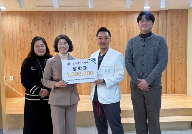 ▲ 6일 청주시한의사회(회장 염선규)가 서청주청소년상담복지센터·서청주학교밖청소년지원센터(센터장 김남진)에 다문화 가정 지원을 위한 후원금 100만원을 기탁했다. /서청주청소년상담복지센터·서청주학교밖청소년지원센터 제공