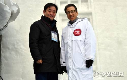 ◇최문순 화천군수(세계겨울도시시장회의 부회장)가 지난 4일 일본 삿포로시 초청으로 눈축제 개막식에 참석해 야마모토 가쓰히로 삿포로 시장(세계겨울도시시장회의 회장)을 만나 기념쵤영을 하고 있다.