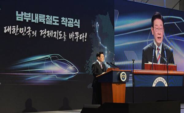 이재명 대통령이 6일 거제시 견내량 인근에서 열린 남부내륙철도 착공식에서 인사말을 하고 있다. /한국사진기자협회 경남공동사진취재단