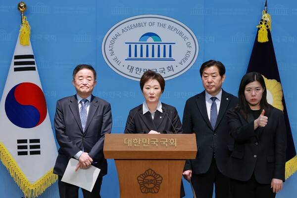 더불어민주당 강득구(왼쪽부터)·이언주·황명선 최고위원이 6일 국회 소통관에서 민주당과 조국혁신당 간 합당 논의를 중단할 것을 촉구하고 있다. 2026.2.6. 연합뉴스