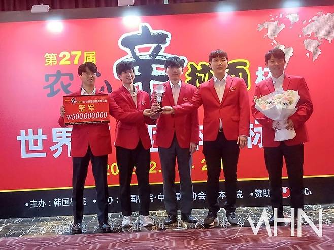 농심신라면배 6연패를 이뤄낸 한국 선수단.(사진 중국 선전에서 MHN 엄민용 선임기자)