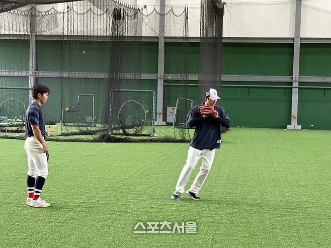 이헌곤 코치가 직접 수비 동작을 시범 보이고 있다. 타이난 | 박연준 기자 duswns0628@sportsseoul.com