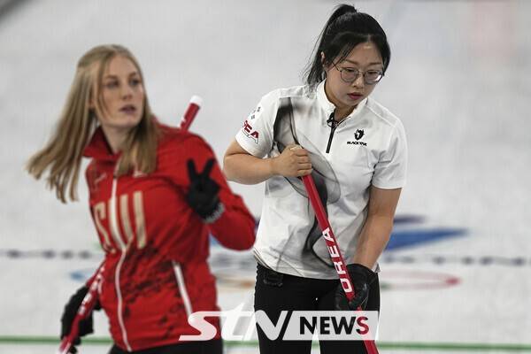 김선영이 5일(현지 시간) 2026 동계올림픽 컬링 믹스더블 라운드로빈 3차전 스위스와 경기하고 있다./사진=뉴시스(AP)
